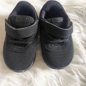 NEW Nike Talum Sneakers for Babies Size 4 C